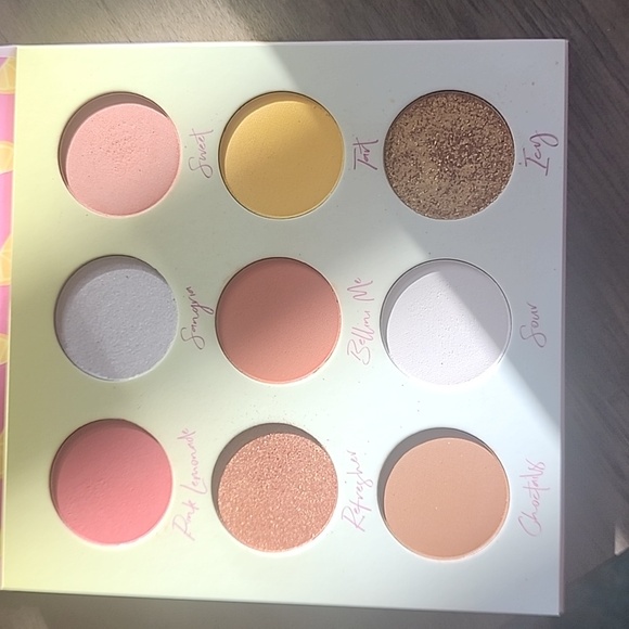 Eyeshadow makeup palate - Picture 3 of 9